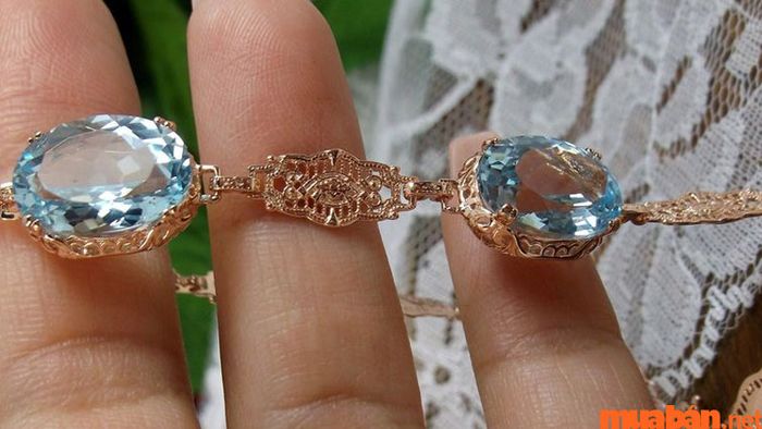 Vòng tay Topaz xanh dương nhạt với hoa văn phức tạp là sự lựa chọn hoàn hảo cho những ai yêu thích sự tinh tế và sang trọng.