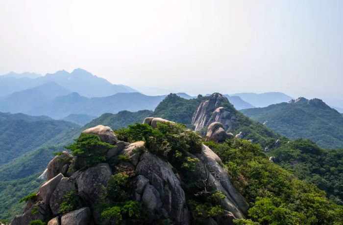 From the summit of Baegundae, you can enjoy a panoramic view of the neighboring peak, Insubong.