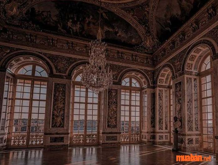 Một đặc trưng dễ nhận thấy trong kiến trúc Phục Hưng là sự xuất hiện của nhiều cửa sổ, được thiết kế để tận dụng tối đa ánh sáng tự nhiên cho các không gian bên trong.