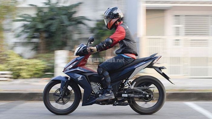 Hướng dẫn lái xe côn đơn giản và an toàn cho người mới bắt đầu