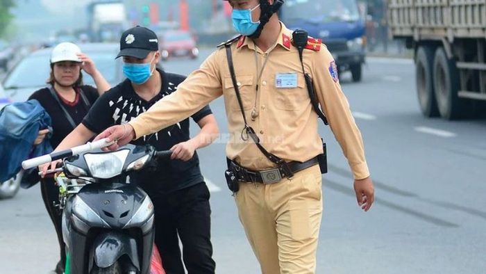 Liệu độ đèn xe máy có bị phạt không?