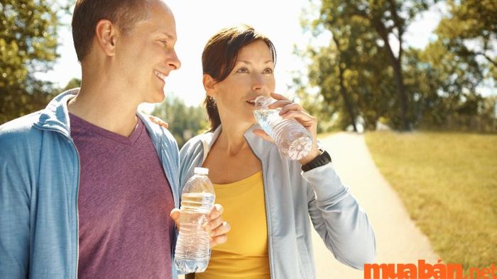Người khuyết Kim nên uống nhiều nước khoáng và duy trì một lối sống lành mạnh