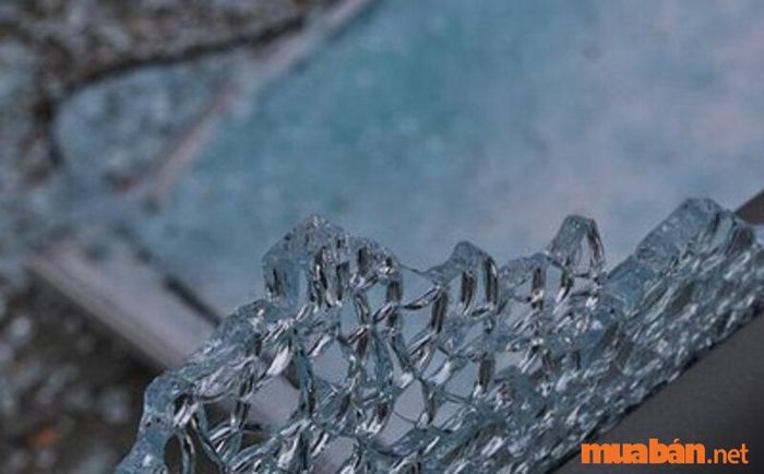 Kính xe ô tô nhiều lớp mang lại sự bền vững, bảo vệ tốt hơn cho người trong xe và cải thiện chất lượng lái xe nhờ khả năng giảm tiếng ồn.