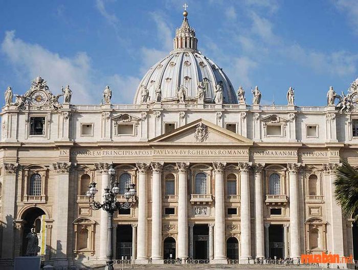 Nhà thờ St. Peter là một biểu tượng hoàn hảo của phong cách kiến trúc Phục Hưng, thể hiện rõ nét những đặc trưng của thời kỳ này.