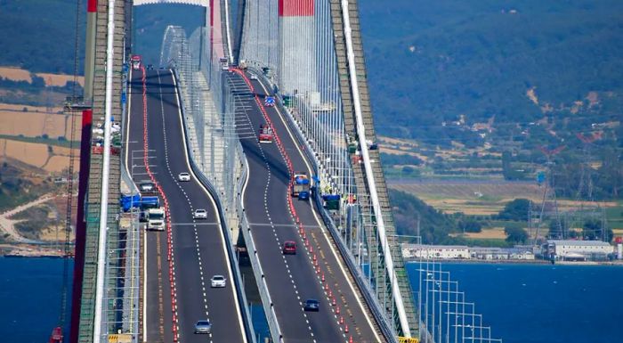 The 1915 Çanakkale Bridge boasts the world’s longest suspension bridge span.