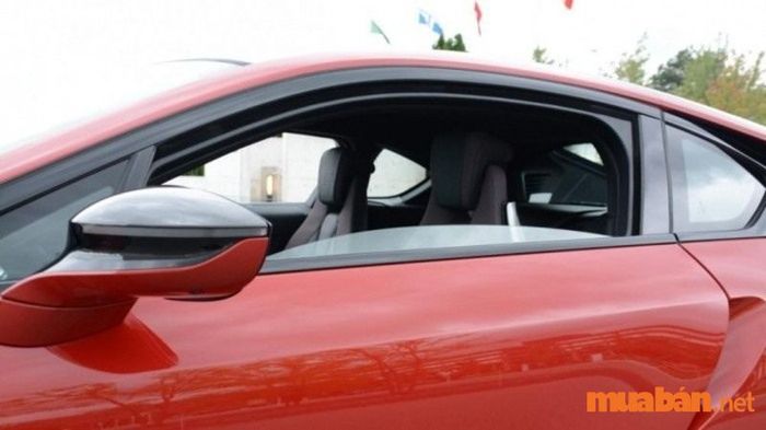 Kính ô tô giúp bảo vệ tài xế khỏi các nguy hiểm khi tham gia giao thông.
