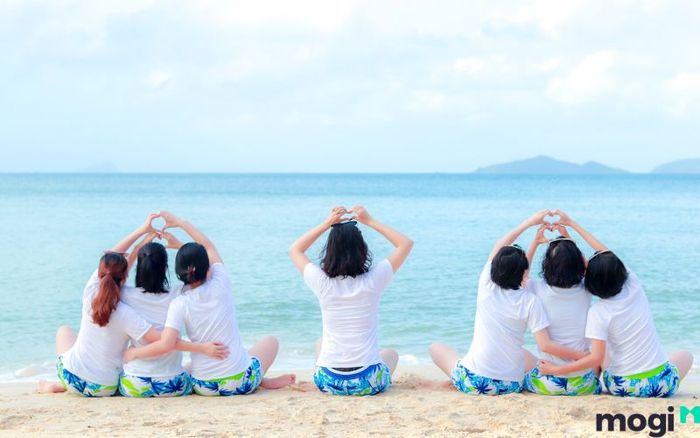 Thỏa sức tắm biển tại Hòn Rơm