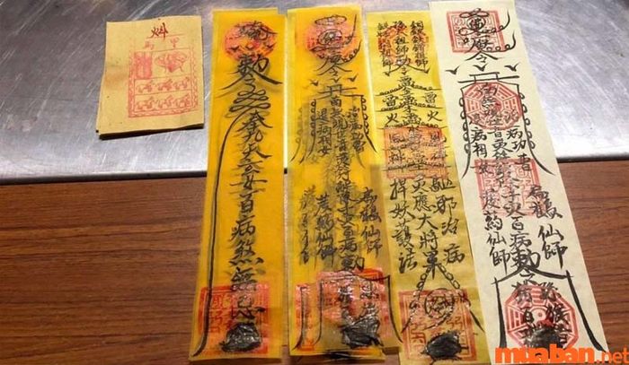 Bùa âm binh là loại bùa có thể được dùng để yểm vào người khác, không chỉ có thể gây hại mà còn có thể được sử dụng để hỗ trợ hoặc giúp đỡ họ tùy theo ý đồ của người yểm bùa.