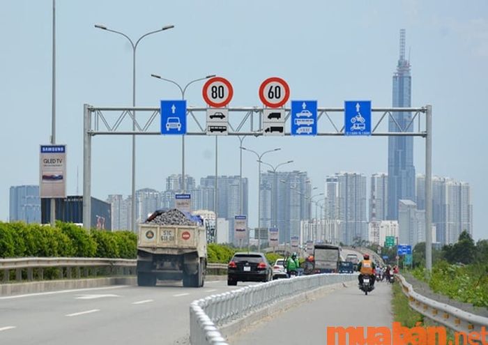 Bạn cần hiểu và nhận diện các tín hiệu giao thông cơ bản khi tham gia giao thông.