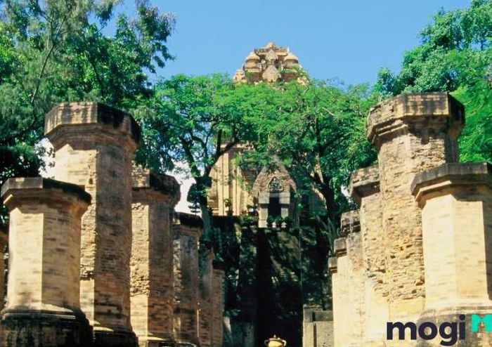 Khám phá Tháp Bà Ponagar Nha Trang là một hành trình đầy ý nghĩa và ấn tượng đối với mỗi du khách.