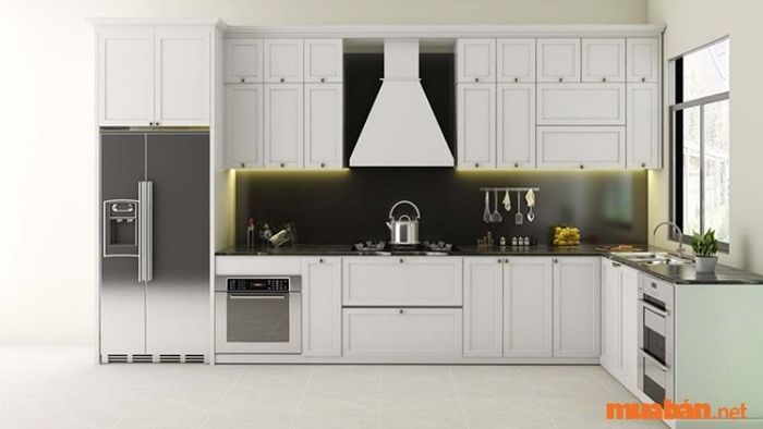 Với thiết kế tủ bếp chữ L, bạn có một không gian rộng rãi để lưu trữ đồ đạc, đồng thời tạo điều kiện cho việc bố trí bàn ăn ngay trong bếp, tăng thêm sự ấm áp cho không gian.