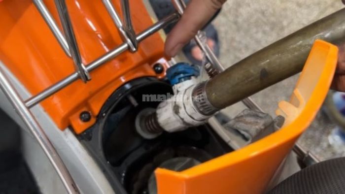 Đổ đầy nước sạch vào két, đậy nắp và nổ máy khoảng 3 phút để súc rửa hệ thống