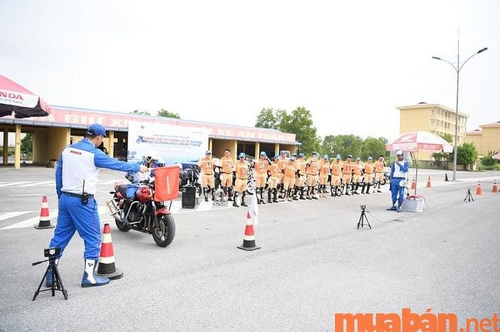 Một trong những nguyên tắc quan trọng khi lái xe máy là bạn phải trang bị kiến thức đầy đủ và thi đạt bằng lái xe.