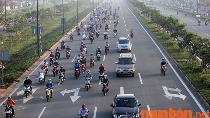 Một trong những quy tắc quan trọng khi đi xe máy là tuân thủ các tín hiệu báo hiệu đường bộ để đảm bảo an toàn và sự thông suốt trong giao thông.