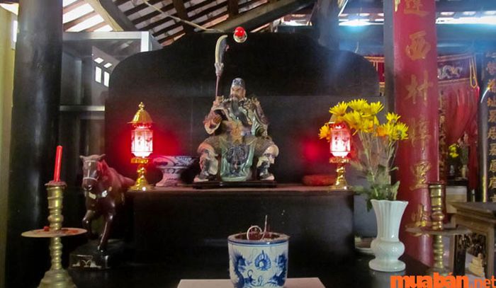Các thầy phép thường thờ các vị thần linh hay các thánh nhân để điều khiển âm binh theo ý muốn của mình.