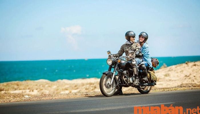 Mỗi người điều khiển phương tiện giao thông chỉ được phép chở một người, trừ các trường hợp đặc biệt theo quy định của pháp luật.