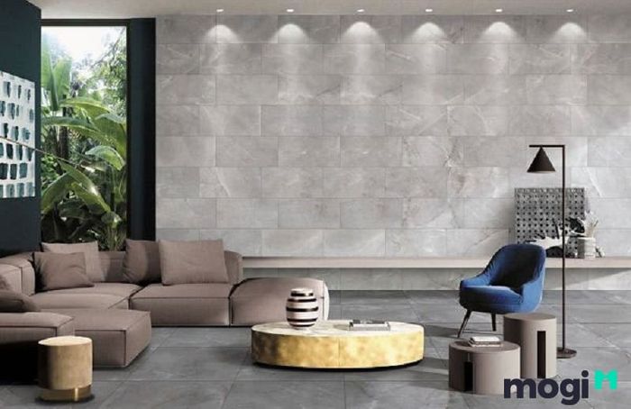 Bạn có thể sử dụng gạch ốp tường cùng tông màu với gạch lát nền nhưng điều chỉnh sắc độ sáng tối để tạo sự khác biệt trong không gian.