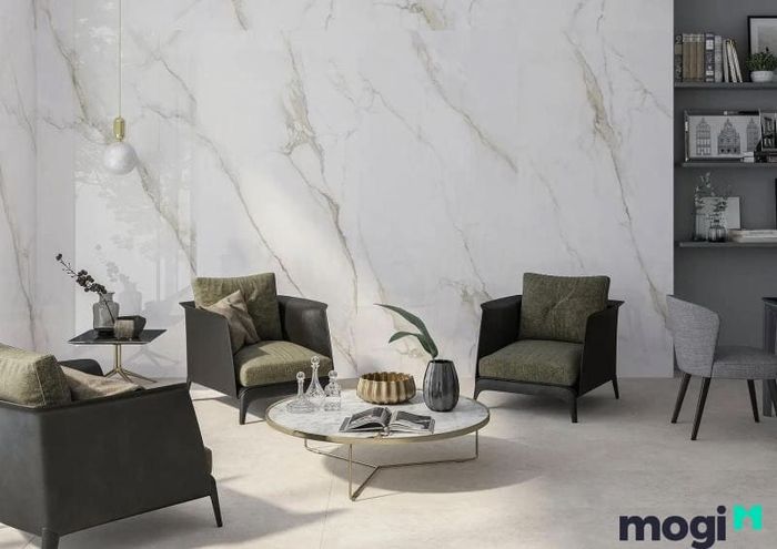 Hãy lựa chọn gạch ốp trơn, đơn giản về họa tiết, và phối màu sao cho cùng tông với gạch lát nền để tạo sự liền mạch trong thiết kế.