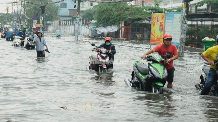 Vào mùa mưa, xe dễ gặp tình trạng hết bình hơn bình thường.