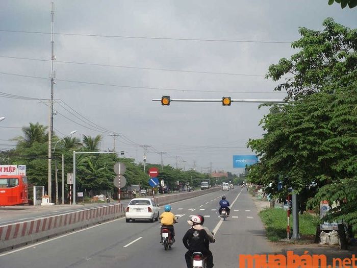 Ở những khu vực có đèn vàng nhấp nháy liên tục, bạn cần giảm tốc độ và chuẩn bị dừng lại khi cần thiết.