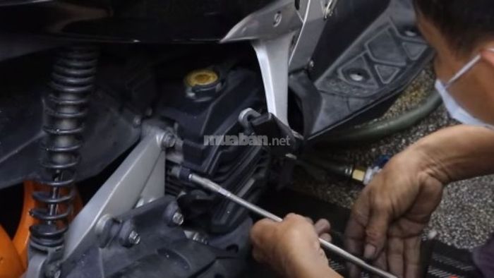 Dùng tua-vít hoặc tuýp để tháo ốc và xả nước mát cũ