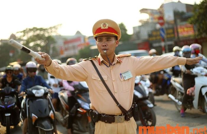 Trong một số tình huống đặc biệt, bạn phải tuân theo hiệu lệnh của cảnh sát giao thông để đảm bảo an toàn cho mọi người.
