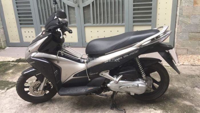 Bình ắc quy của xe Air Blade nằm ở đâu?