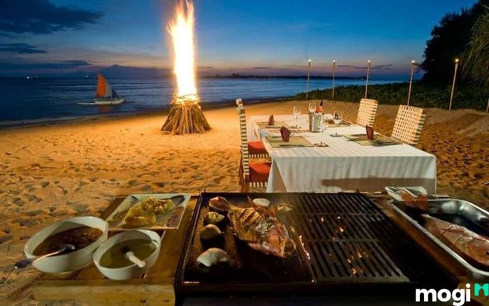 Bạn có thể tổ chức tiệc hải sản tại bãi biển, ngắm hoàng hôn và tận hưởng không khí trong lành cùng với những món hải sản tươi ngon, tuyệt vời.