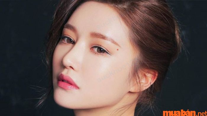 Phụ nữ có nốt ruồi son ở đuôi mắt là người tầm nhìn rộng, biết nhìn nhận mọi thứ từ nhiều góc độ.