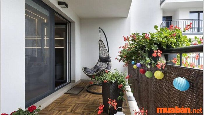 Ban công hướng Tây Bắc mang đến không gian đầy năng lượng, phù hợp với những gia chủ yêu thích sự hài hòa giữa thiên nhiên và không gian sống.