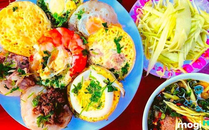 Bánh căn Mũi Né với nhân hải sản tươi ngon là một trải nghiệm ẩm thực không thể bỏ lỡ.