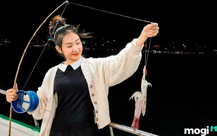 Trải nghiệm câu mực tại biển Hòn Rơm