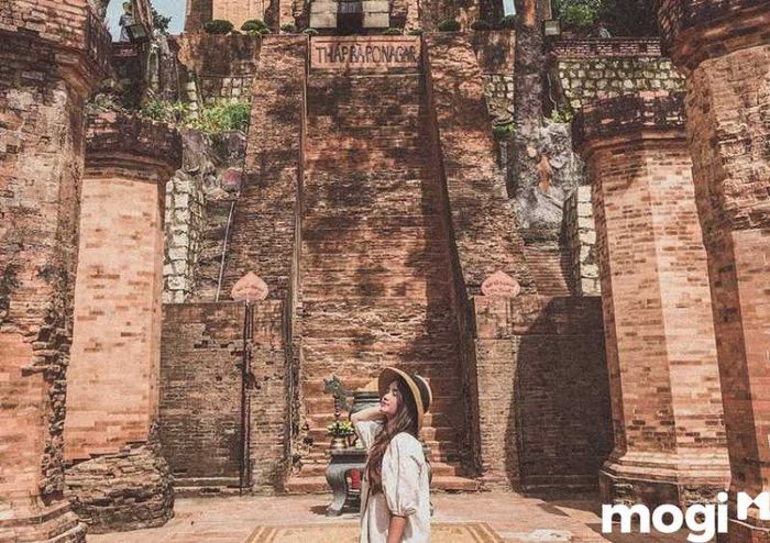 Cảnh quan tuyệt đẹp với những tháp đá nâu đỏ và phong cách kiến trúc độc đáo của người Chăm sẽ khiến bạn không khỏi trầm trồ ngạc nhiên.