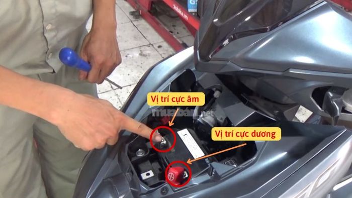 Vị trí bình ắc quy xe Air Blade là ở đâu?
