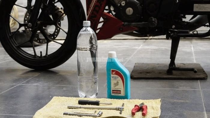 Các dụng cụ cần thiết để thay nước mát cho xe Air Blade