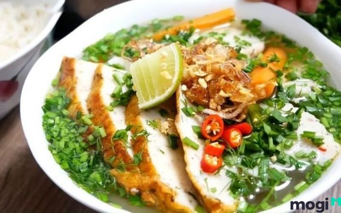 Thưởng thức món bánh canh chả cá tại Phan Thiết.