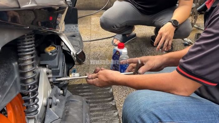 Nếu xe bị nóng nhanh hơn bình thường, tiêu tốn nhiều xăng hơn, đó là lúc bạn cần thay nước mát