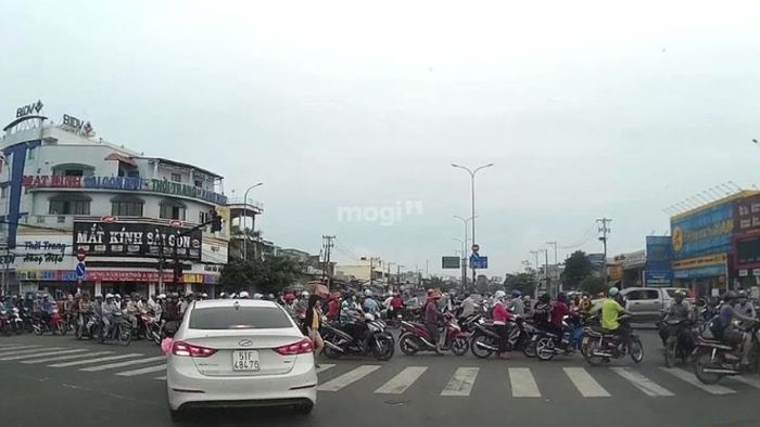 Di chuyển bằng xe máy hoặc ô tô