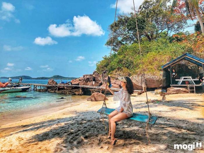 Chụp Ảnh Check-in Tại Đảo Hòn Tằm
