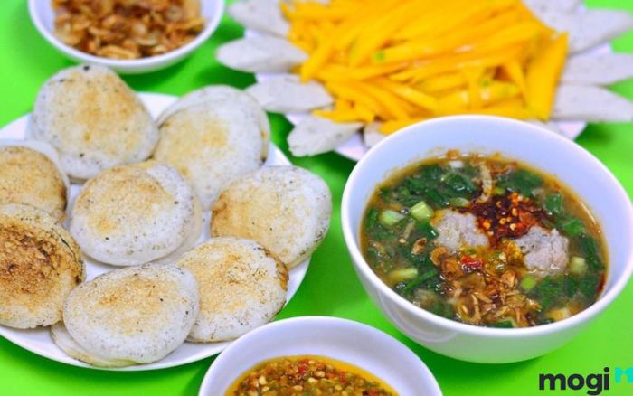 Thưởng thức bánh căn giòn tan, một món ăn hấp dẫn và độc đáo.