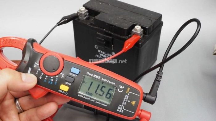 Bạn có thể thực hiện đấu nối với bình ắc quy của xe máy khác