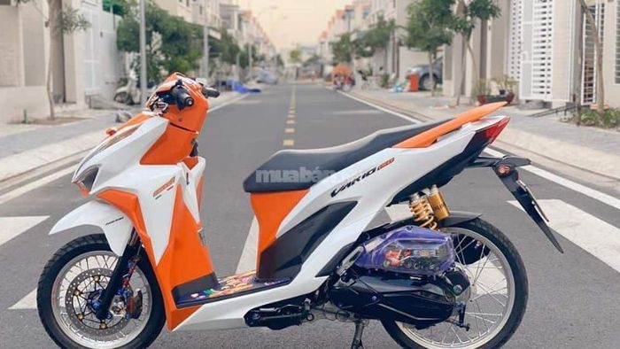 Vario 125 độ kiểng màu cam trắng đầy sức hút, nổi bật giữa đám đông