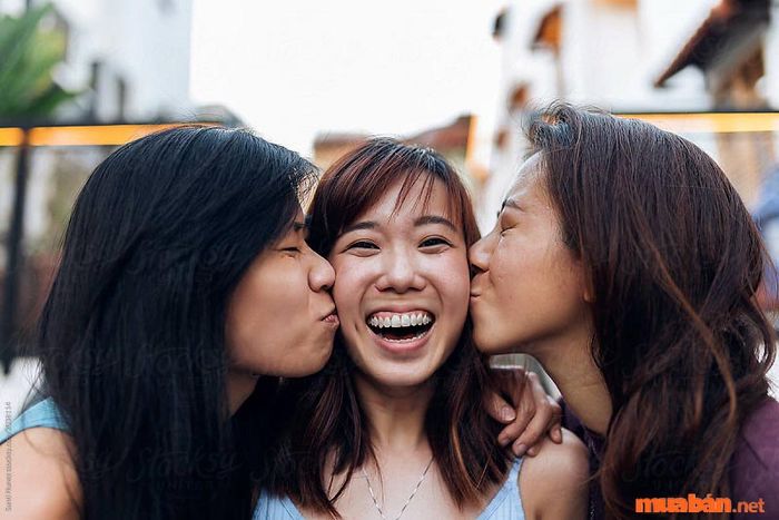 Khi sao Tam Thai, Bát Tọa xuất hiện ở cung Huynh Đệ, người chủ mệnh sẽ được bao quanh bởi những người bạn tuyệt vời, hỗ trợ và tạo ra những mối quan hệ tốt đẹp.