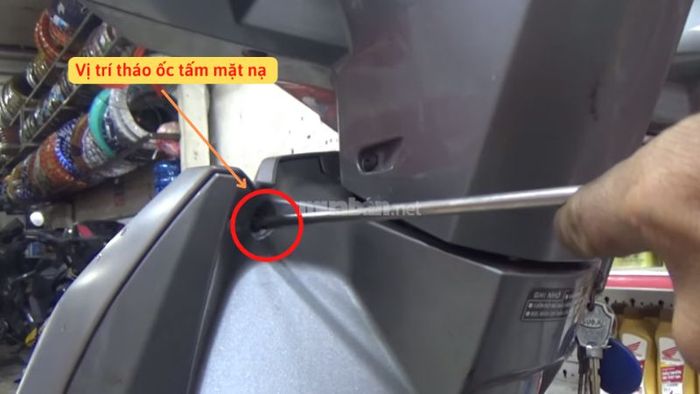 Bình ắc quy xe Air Blade nằm ở đâu?