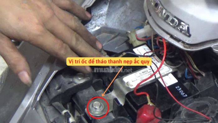Bình ắc quy xe Air Blade nằm ở đâu?