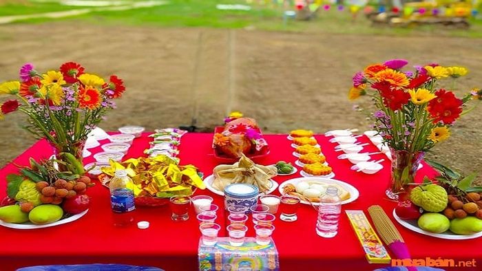 Bộ Tam Sên gồm các lễ vật chính như thịt, tôm, trứng và các lễ vật phụ