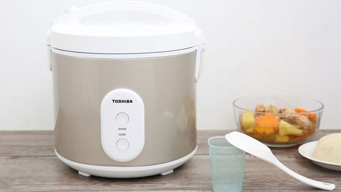 Nồi cơm điện TOSHIBA RC-10JH1TVN(N) nổi bật với lồng nồi chống dính, giúp việc nấu cơm trở nên dễ dàng. Với 2 chế độ nấu (Cook) và giữ ấm (Warm), sản phẩm này còn được trang bị công nghệ nấu 3D, truyền nhiệt theo 3 hướng, kết hợp công suất 600W giúp cơm nhanh chín và ngon hơn.
