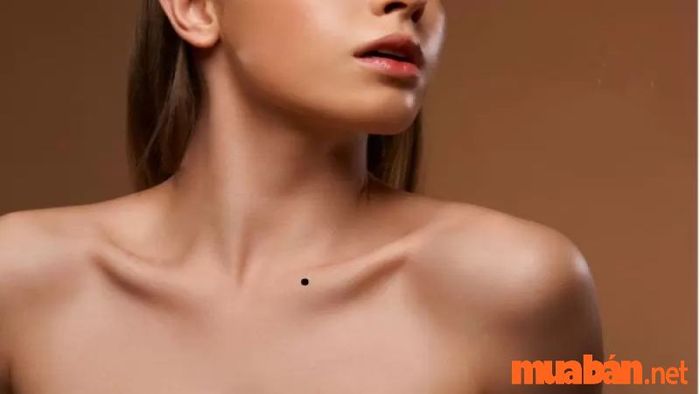 Nốt ruồi ở xương quai xanh chứa đựng những bí ẩn gì? Liệu đây là dấu hiệu tốt hay xấu?