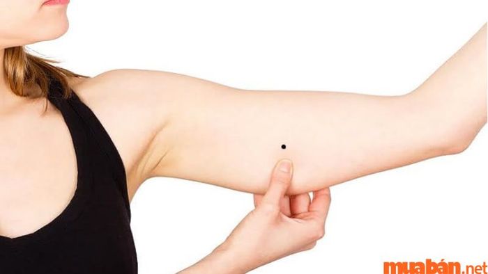 Nốt ruồi phong thủy trên cánh tay: Dự báo cuộc sống và tài vận