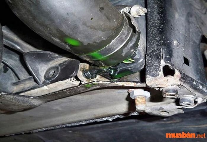 Kiểm tra tình trạng rò rỉ của đường ống nhiên liệu